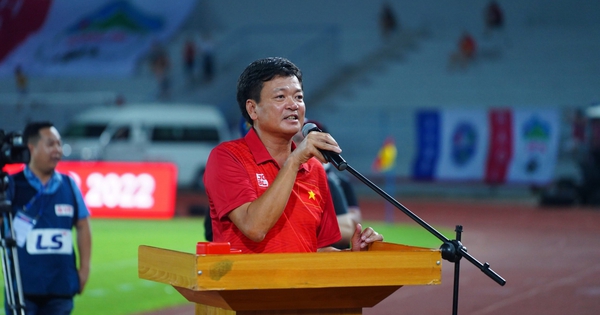Một doanh nhân muốn bỏ tiền túi đền bù, đưa 'Anh trai say hi' ra khỏi sân Mỹ Đình để đội tuyển Việt Nam thi đấu AFF Cup Một doanh nhân muốn bỏ tiền túi đền bù, đưa 'Anh trai say hi' ra khỏi sân Mỹ Đình để đội tuyển Việt Nam thi đấu AFF Cup