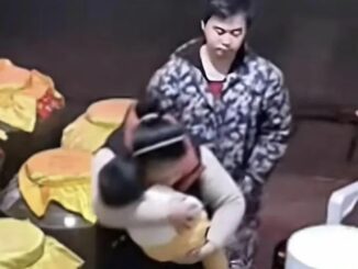 Video em bé qua đời trên tay mẹ khi xem pháo hoa trước hiên nhà khiến hàng triệu người rơi lệ