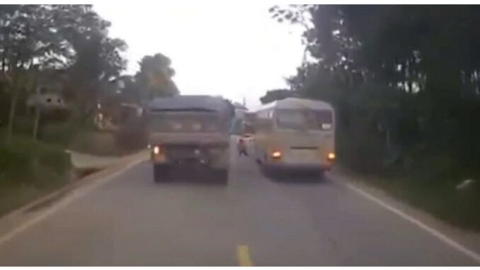 Đi qua đường để vào nhà, bé gái bị xe tải tông tử vong Đi qua đường để vào nhà, bé gái bị xe tải tông tử vong