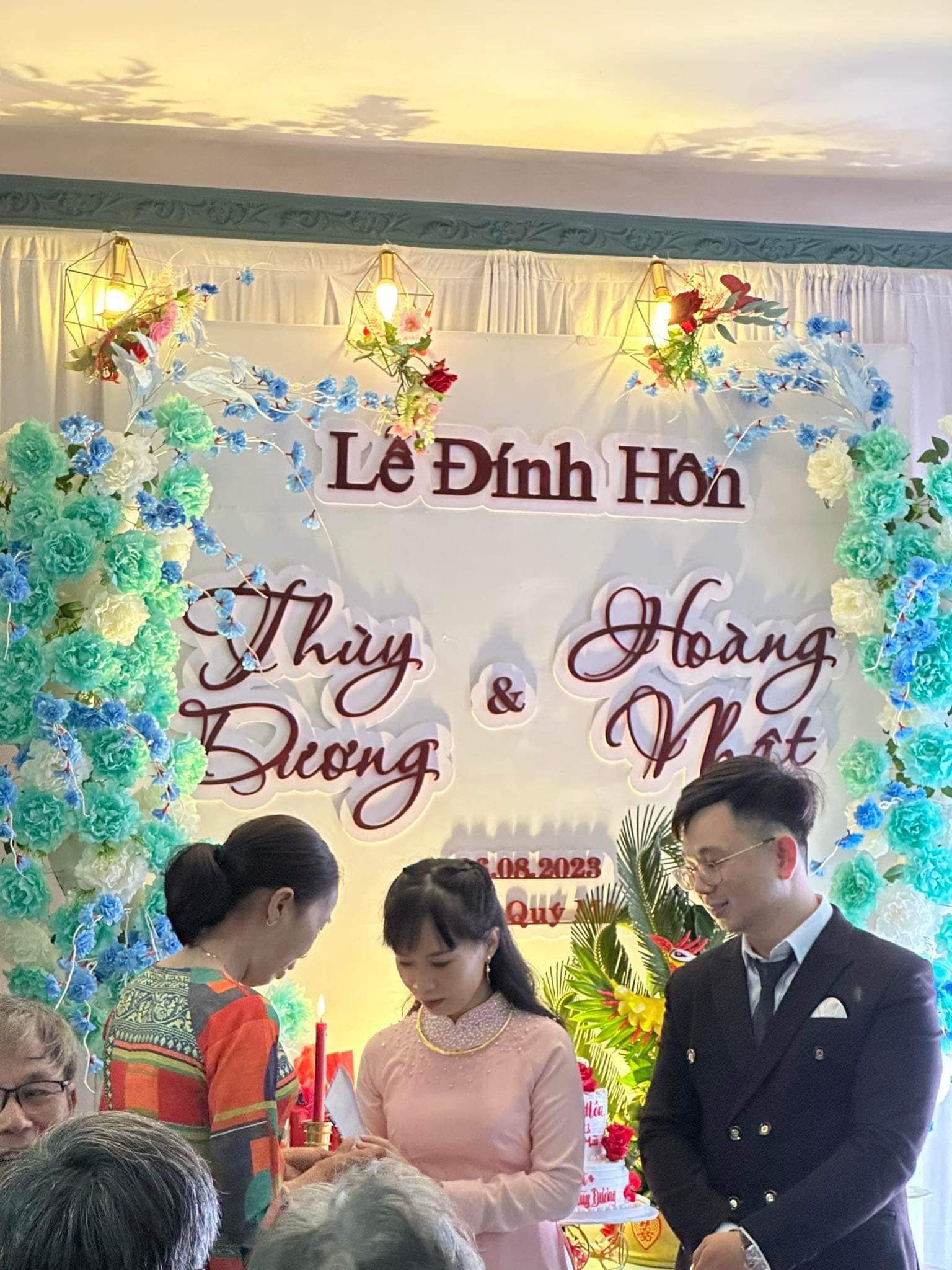 Có thể là hình ảnh về 4 người, hoa và văn bản