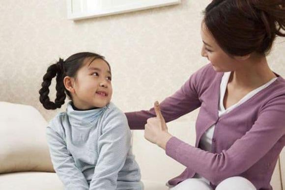 0-1520 Không cần la hét, chỉ với hành động ngừng tương tác, cha mẹ đã gửi đi thông điệp mạnh mẽ: thái độ thiếu tôn trọng là không được chấp nhận.