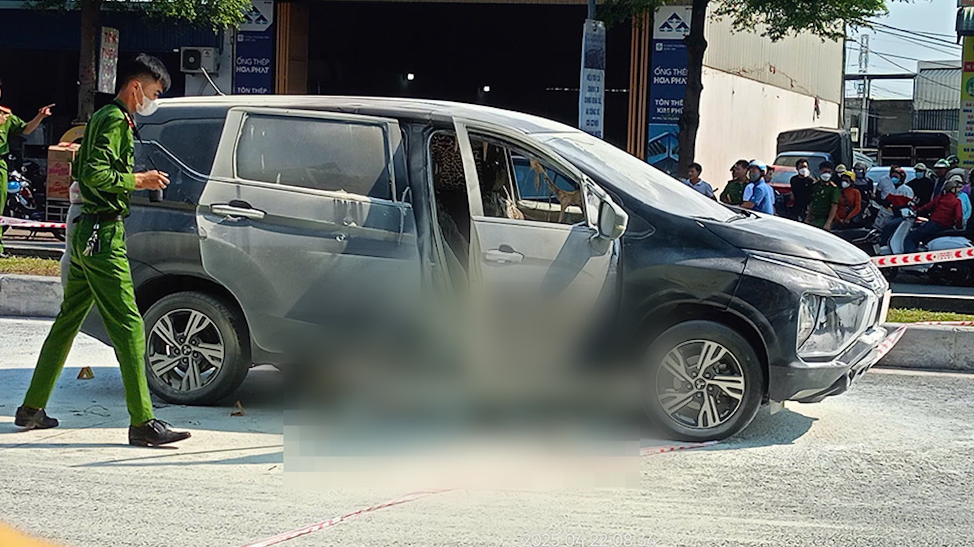 Có thể là hình ảnh về 7 người, đường phố và văn bản