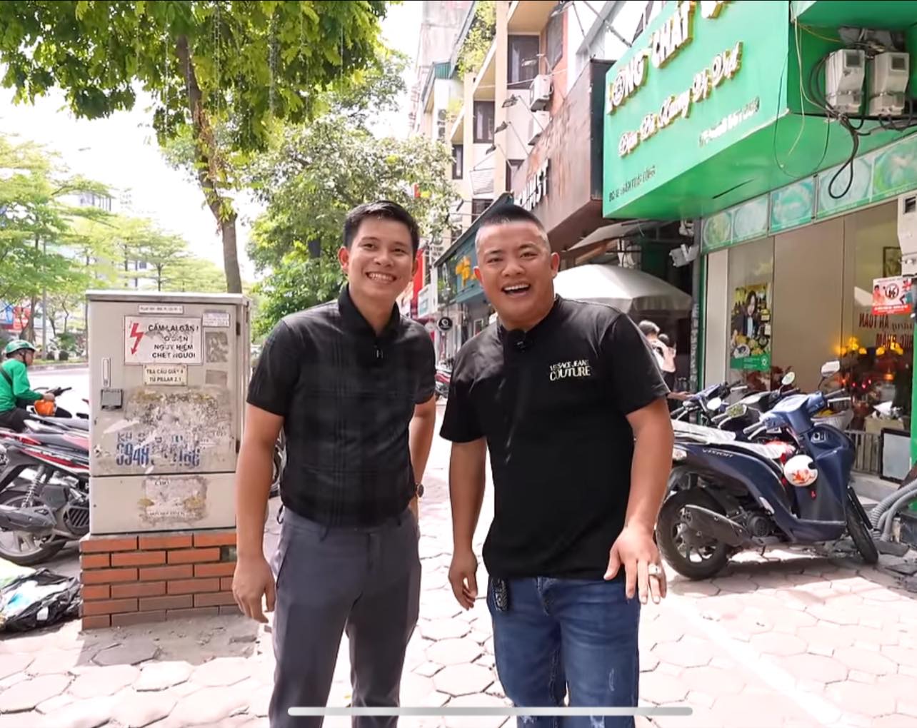 Có thể là hình ảnh về 4 người, xe môtô, xe scooter và văn bản