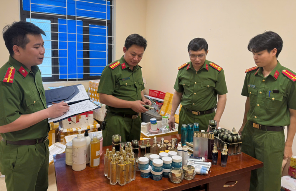 Triệt phá “lò mỹ phẩm giả” do nữ TikToker cầm đầu, hơn 1.000 đơn đã giao khắp cả nước - Ảnh 1.
