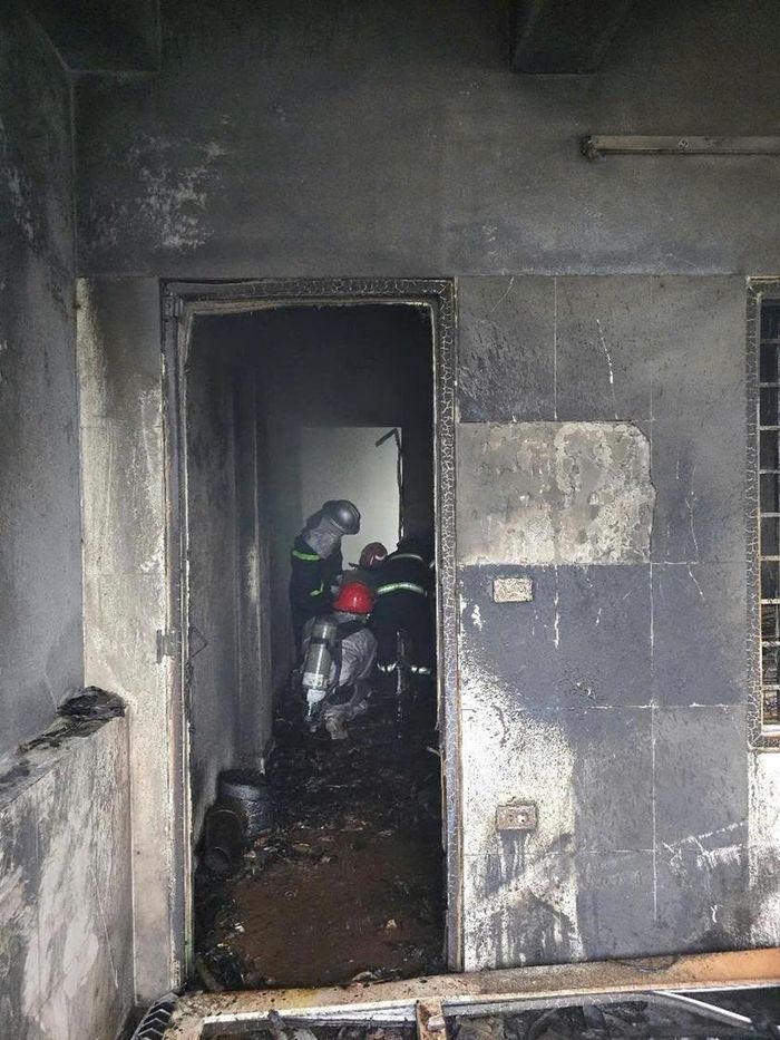 4dead2075549bc17e558 Lực lượng Cảnh sát Phòng cháy chữa cháy và Cứu nạn cứu hộ làm nhiệm vụ tại hiện trường vụ cháy. Ảnh: CATPHN