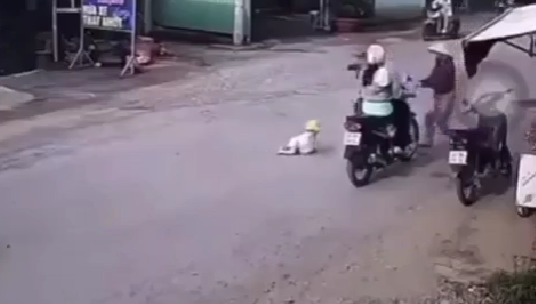 Có thể là hình ảnh về 1 người, con cù lần, xe scooter, xe môtô và đường phố