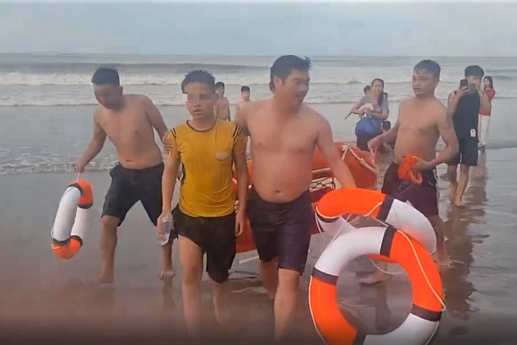 Trưởng công an xã cùng người dân lao xuống sóng dữ cứu bé trai - 1