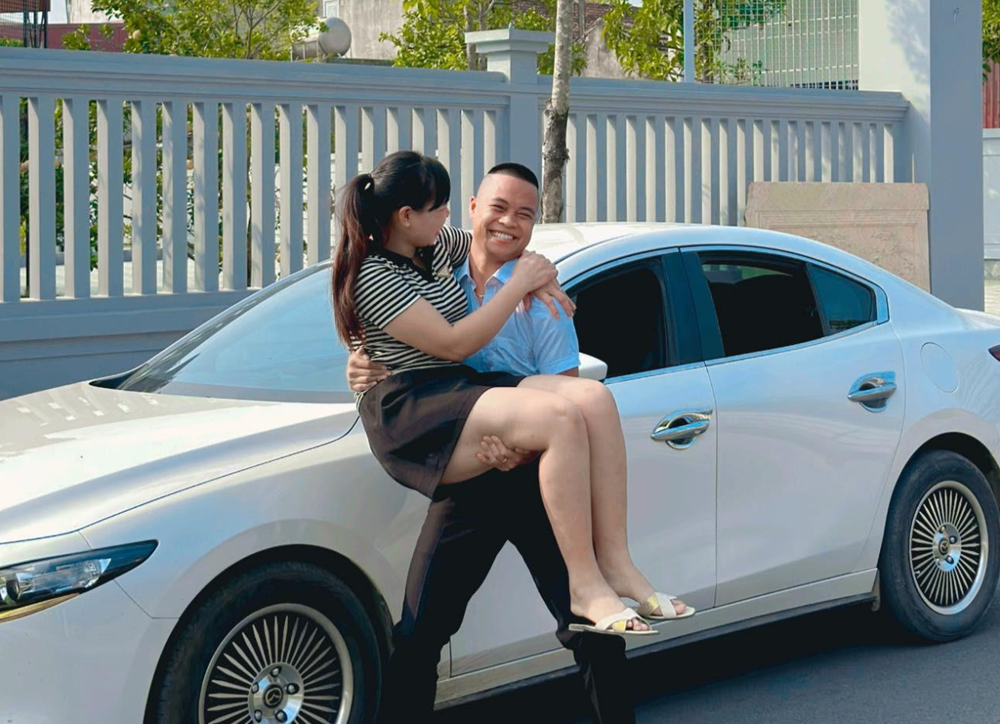 haisen_ligh Hé lộ cuộc sống giàu sang của gia đình Hải Sen: Xe sang, nhà đẹp, livestream tiền tỷ - ảnh 1