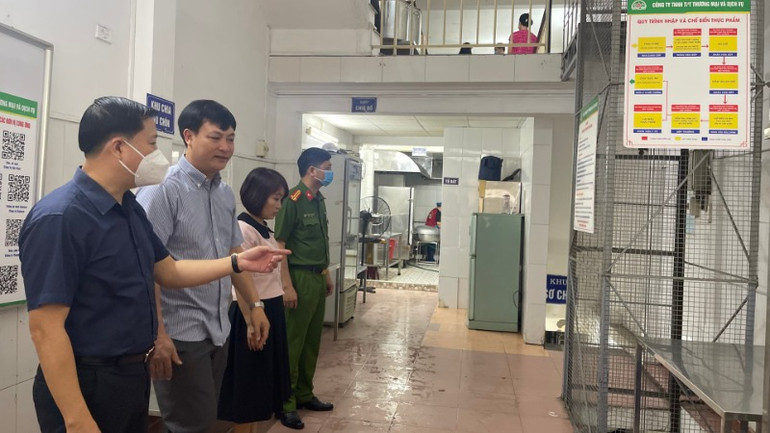 Cơ quan chức năng kiểm tra bếp ăn của Công ty TPT Đầu tư Thương mại và Dịch vụ cung ứng suất ăn cho học sinh Trường tiểu học Vạn Phúc.
