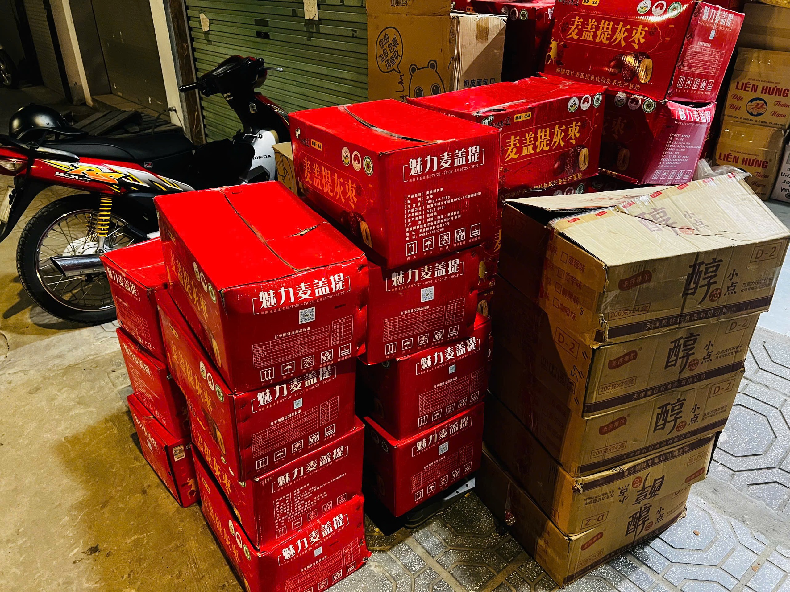 Công an Hà Nội truy quét hàng giả ở La Phù- Ảnh 2.