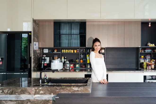 Ngắm cận cảnh căn biệt thự trắng thơm "mùi tiền" của Ninh Dương Lan Ngọc, góc nào cũng đẹp ngất ngây - Ảnh 8.