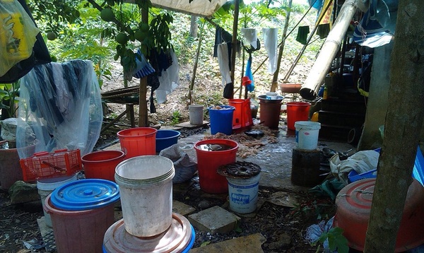 Một đống da lợn được ngâm, cắt dưới nền nhà bẩn thỉu cạnh chỗ vệ sinh lộ thiên. Khi phóng viên tiếp cận thì chủ cơ sở này cho biết, vấn đề đảm bảo vệ sinh an toàn thực phẩm luôn được chú trọng nhưng giấy chứng nhận vệ sinh an toàn thực phẩm thì chưa kịp làm. Ảnh: ĐSPL