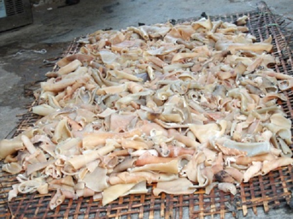 Bì lợn là nguyên liệu không thể thiếu để làm nem chua. Thế nhưng, Thời điểm gần Tết, nguồn hàng khan hiếm nên nhiều nguồn hàng trôi nổi không đạt tiêu chuẩn vệ sinh thực phẩm đã xâm nhập về các địa phương. Ảnh: Helthplus