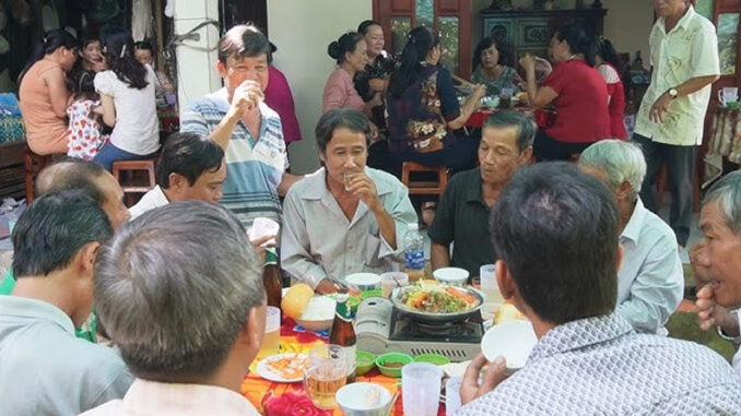 Nhà tôi mời hàng xóm đến ăn giỗ, khách dẫn cả nhà 5 người nhưng đến tay không, phong bì không thấy mà một gói bánh cũng không có luôn, lại còn ngồi kín cả mâm cỗ 700 nghìn của nhà tôi, đến ngày nhà họ cưới tôi đi lại cái phong bì không, rồi viết rõ ràng thế này, không ngờ 1 tuần sau thấy nhà hàng xóm đông nghịt người, chạy sang thì đã… Nhà tôi mời hàng xóm đến ăn giỗ, khách dẫn cả nhà 5 người nhưng đến tay không, phong bì không thấy mà một gói bánh cũng không có luôn, lại còn ngồi kín cả mâm cỗ 700 nghìn của nhà tôi, đến ngày nhà họ cưới tôi đi lại cái phong bì không, rồi viết rõ ràng thế này, không ngờ 1 tuần sau thấy nhà hàng xóm đông nghịt người, chạy sang thì đã…