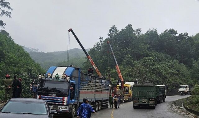 Quảng Bình: Xe tải chở bò mất lái đâm vào đồi, tài xế tử vong