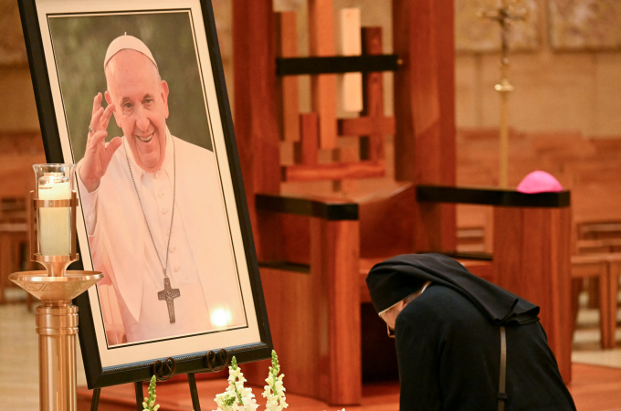 Một nữ tu cầu nguyện trước di ảnh Giáo hoàng Francis tại Los Angeles, Mỹ ngày 21/4. Ảnh: AFP