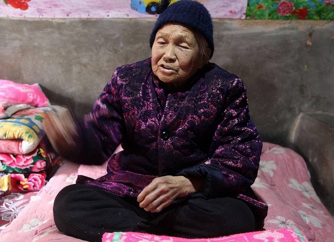 Cháu gái thắc mắc “Bà ngoại nuôi con lớn, sao bố bắt con hiếu thảo với bà nội?” bà nội đáp 1 câu con dâu ớn lạnh - 1