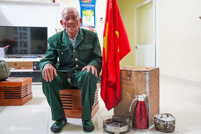 Cựu binh Trần Văn Thanh cùng tư trang trên hành trình từ TP Vinh (Nghệ An) vào TP HCM xem diều binh dịp 30/4, Ảnh: Bùi Toàn
