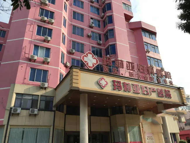 Siêu âm 10 lần trước sinh không phát hiện bất cứ dấu hiệu bất thường nào, sản phụ "chết sững" khi con chào đời không có hậu môn - Ảnh 2.