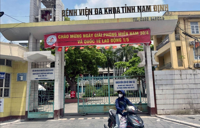 benh-vien-dk-nam-dinh-17464398689901242763765 Vụ 'đóng đủ tiền mới cấp cứu': Bệnh viện đình chỉ 5 bác sĩ, điều dưỡng - Ảnh 2.