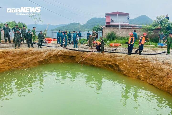 Lực lượng chức năng vẫn đang tích cực tìm kiếm thi thể nạn nhân rơi xuống hố "tử thần".