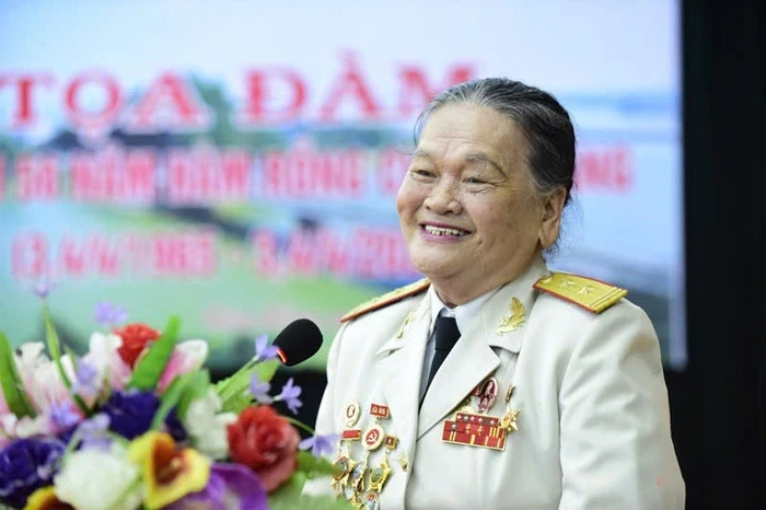 Ngô Thị Tuyển: Nữ anh hùng mới 19 tuổ.i, cao 1m4 lại vác hòm đạn gấp đôi cơ thể - Hình 5