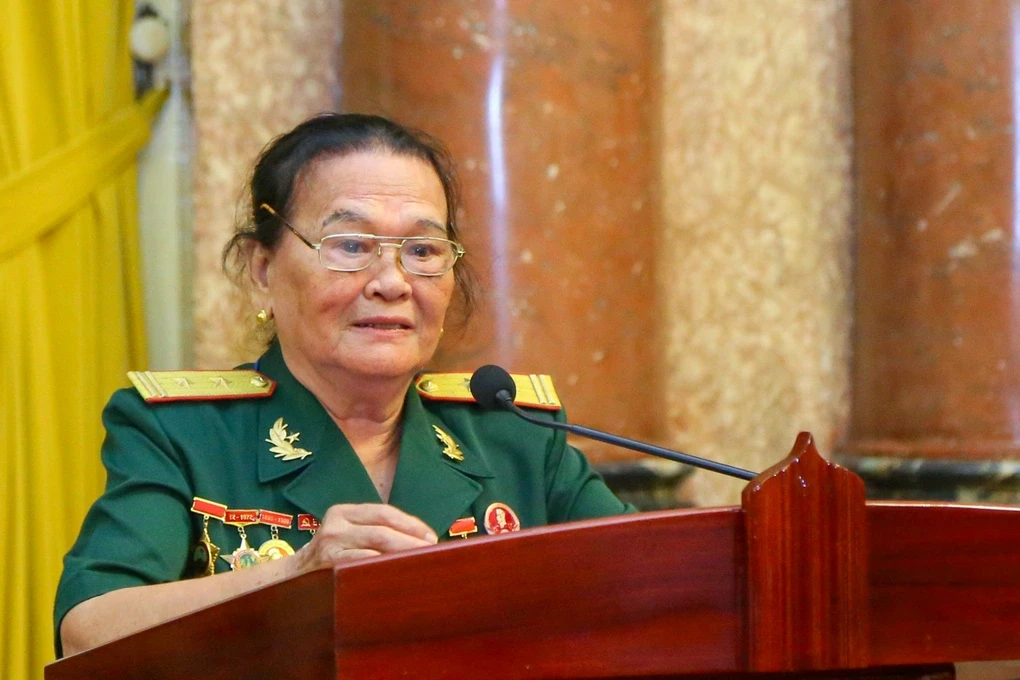 Ngô Thị Tuyển: Nữ anh hùng mới 19 tuổ.i, cao 1m4 lại vác hòm đạn gấp đôi cơ thể - Hình 4