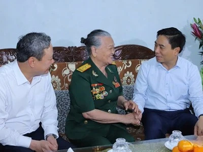 Ngô Thị Tuyển: Nữ anh hùng mới 19 tuổ.i, cao 1m4 lại vác hòm đạn gấp đôi cơ thể - Hình 6