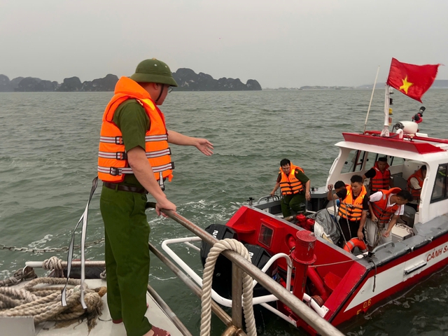 Vụ đắm tàu du lịch trên vịnh Hạ Long: Cứu được 12 người, tìm thấy thi thể 7 nạn nhân - Ảnh 5.