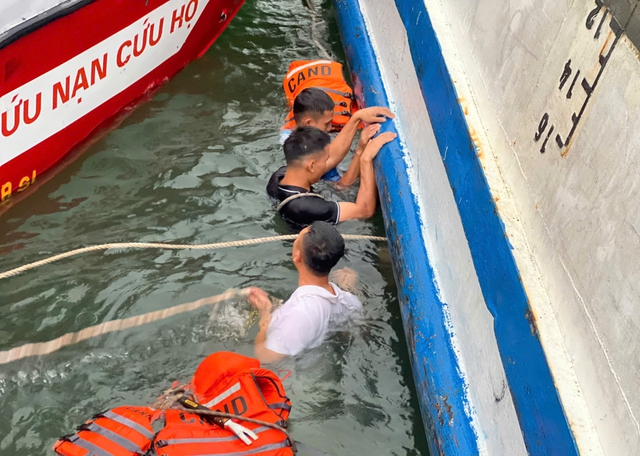 Vụ đắm tàu du lịch trên vịnh Hạ Long: Cứu được 12 người, tìm thấy thi thể 7 nạn nhân - Ảnh 4.