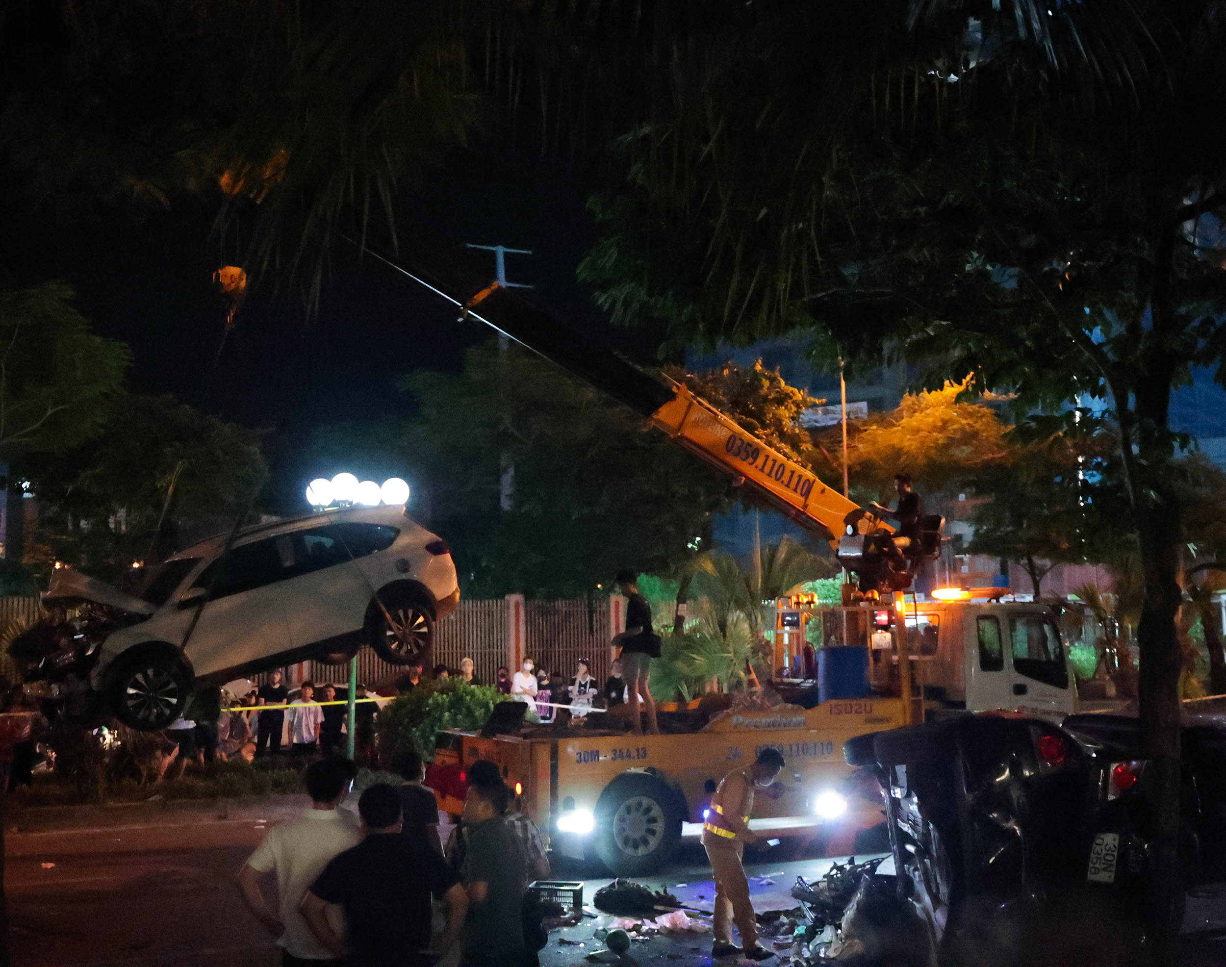 2d5a0677 Cảnh tượng xé lòng: Người vợ trẻ ngã quỵ bên thi thể chồng sau vụ ô tô tông liên hoàn ở Hà Nội - Ảnh 5.