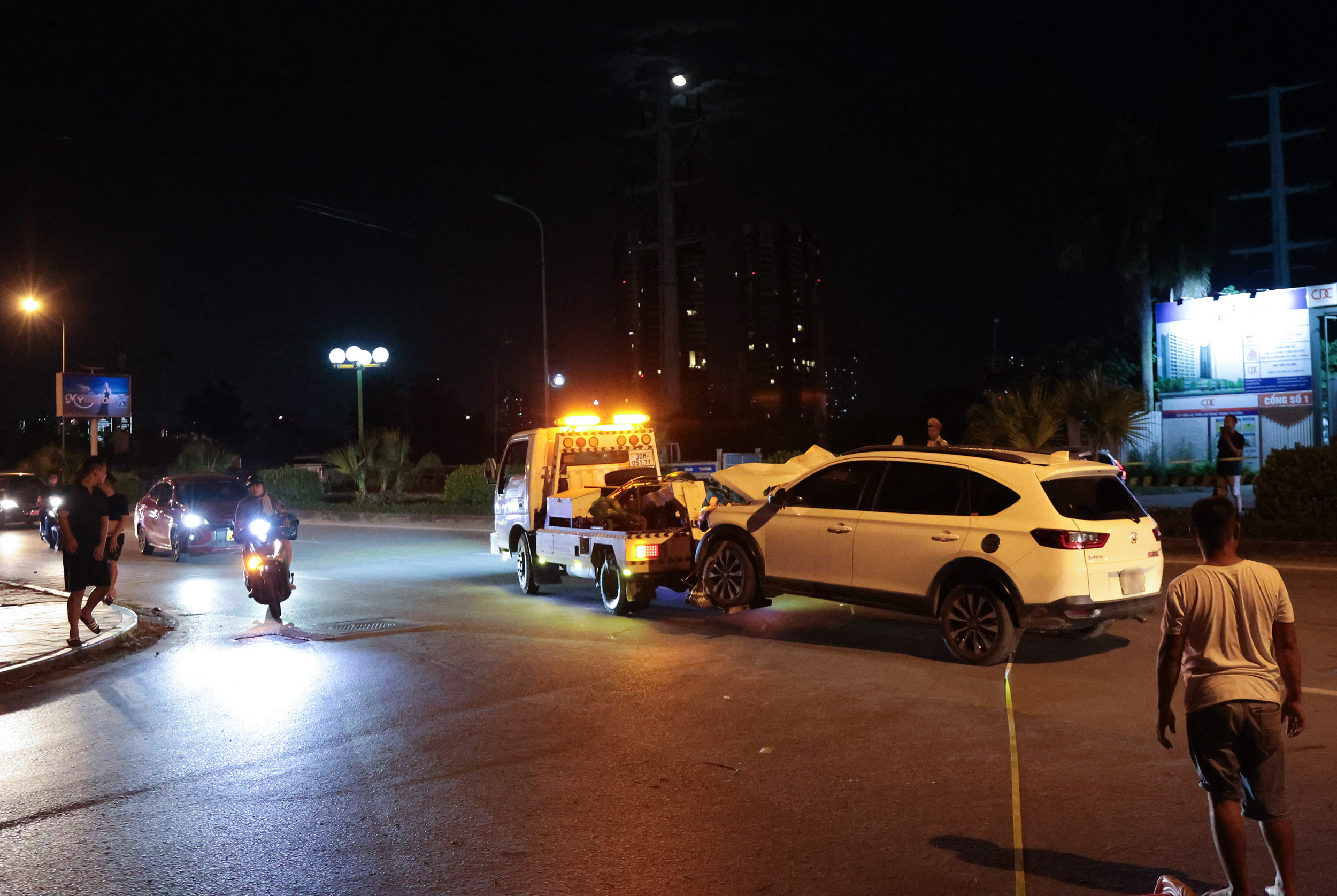 2d5a0685 Cảnh tượng xé lòng: Người vợ trẻ ngã quỵ bên thi thể chồng sau vụ ô tô tông liên hoàn ở Hà Nội - Ảnh 6.