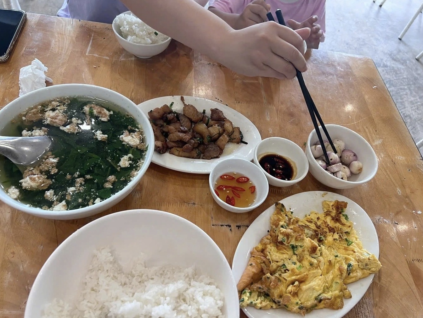 515435747_1174176211415401_1604017838767531991_n Có thể là hình ảnh về cháo và cơm rang