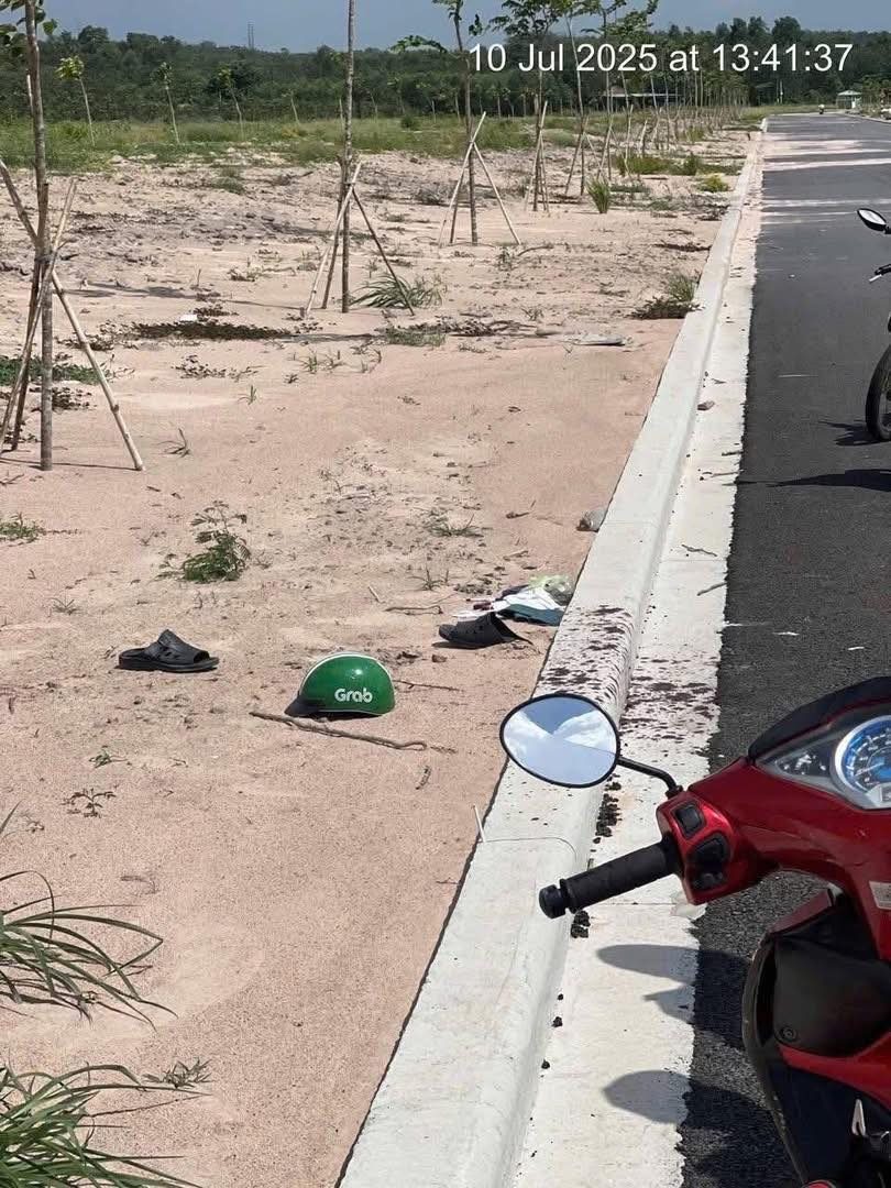 Có thể là hình ảnh về xe scooter, xe môtô, đường và văn bản cho biết '10 Jul 2025 10Jul2025at13:41:37 at 13:41:37 Grab'