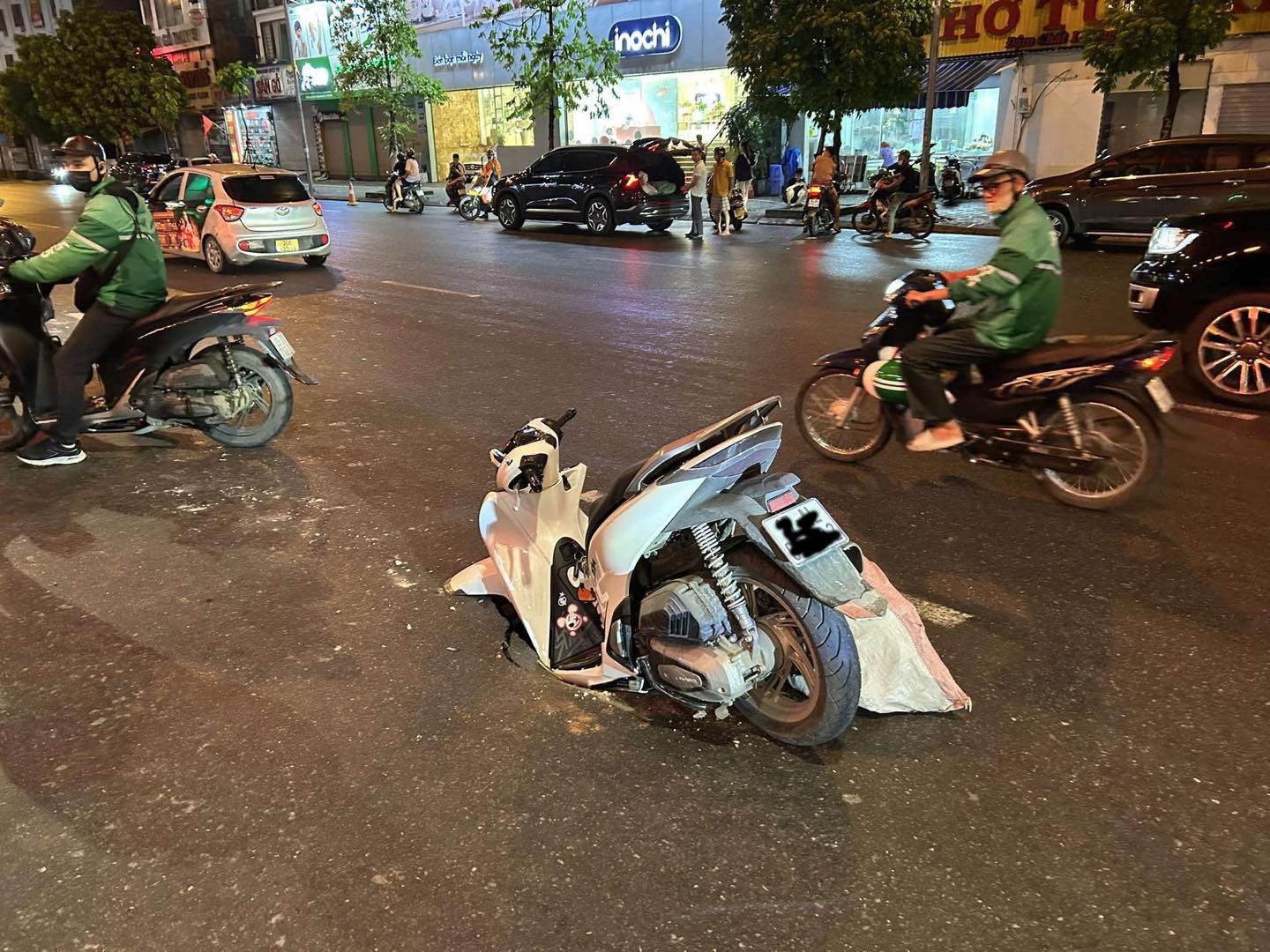 Có thể là hình ảnh về 6 người, xe môtô, xe scooter và văn bản