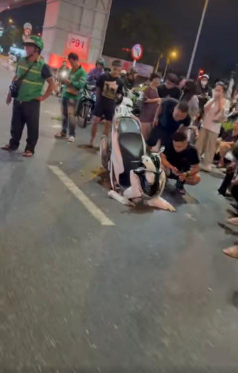 Có thể là hình ảnh về 6 người, xe scooter và đám đông