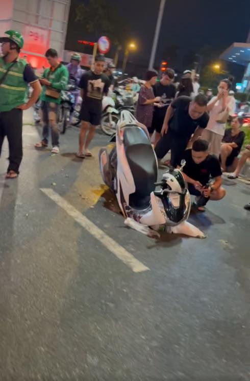 Có thể là hình ảnh về 11 người, xe scooter, xe môtô và đám đông