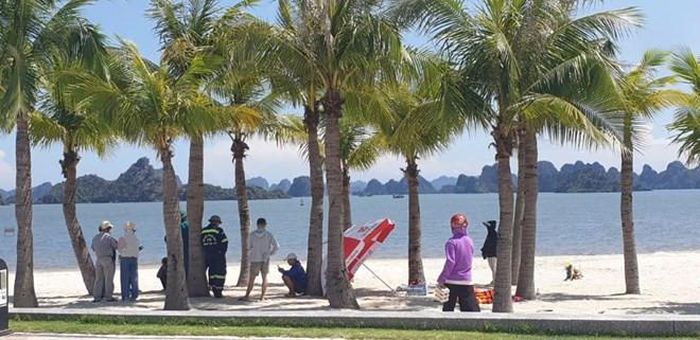 Bãi tắm Hòn Gai. Ảnh: báo Lao Động