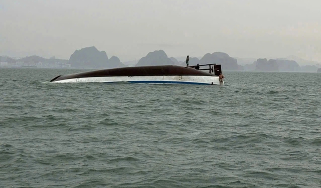 Lật tàu du lịch trên vịnh Hạ Long  - Ảnh 3.