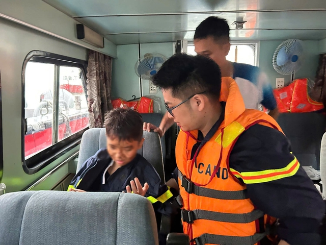 Vụ đắm tàu du lịch trên vịnh Hạ Long: Cứu được 12 người, tìm thấy thi thể 7 nạn nhân - Ảnh 2.