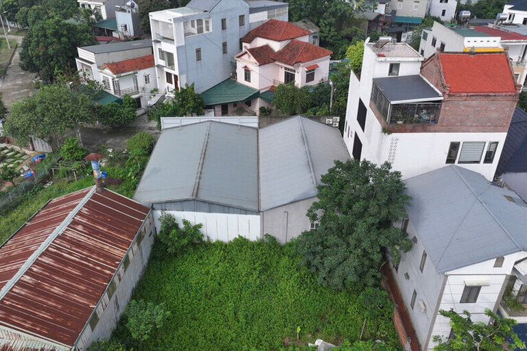 2 nhà xưởng sát nhau nằm giữa khu dân cư. Ảnh: Tô Công.