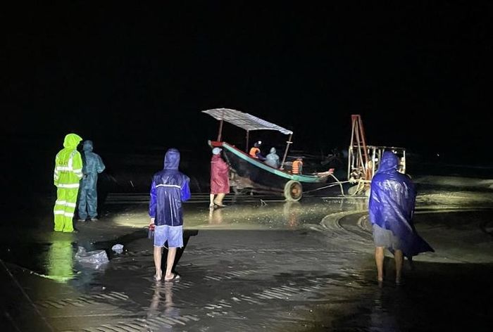 decce0d73199d8c78188 Công an xã Cổ Đàm (tỉnh Hà Tĩnh) phối hợp tìm kiếm và cứu hộ thành công 3 ngư dân gặp nạn do chìm thuyền và đang tìm kiếm ngư dân còn lại. (Ảnh: Công an Hà Tĩnh)