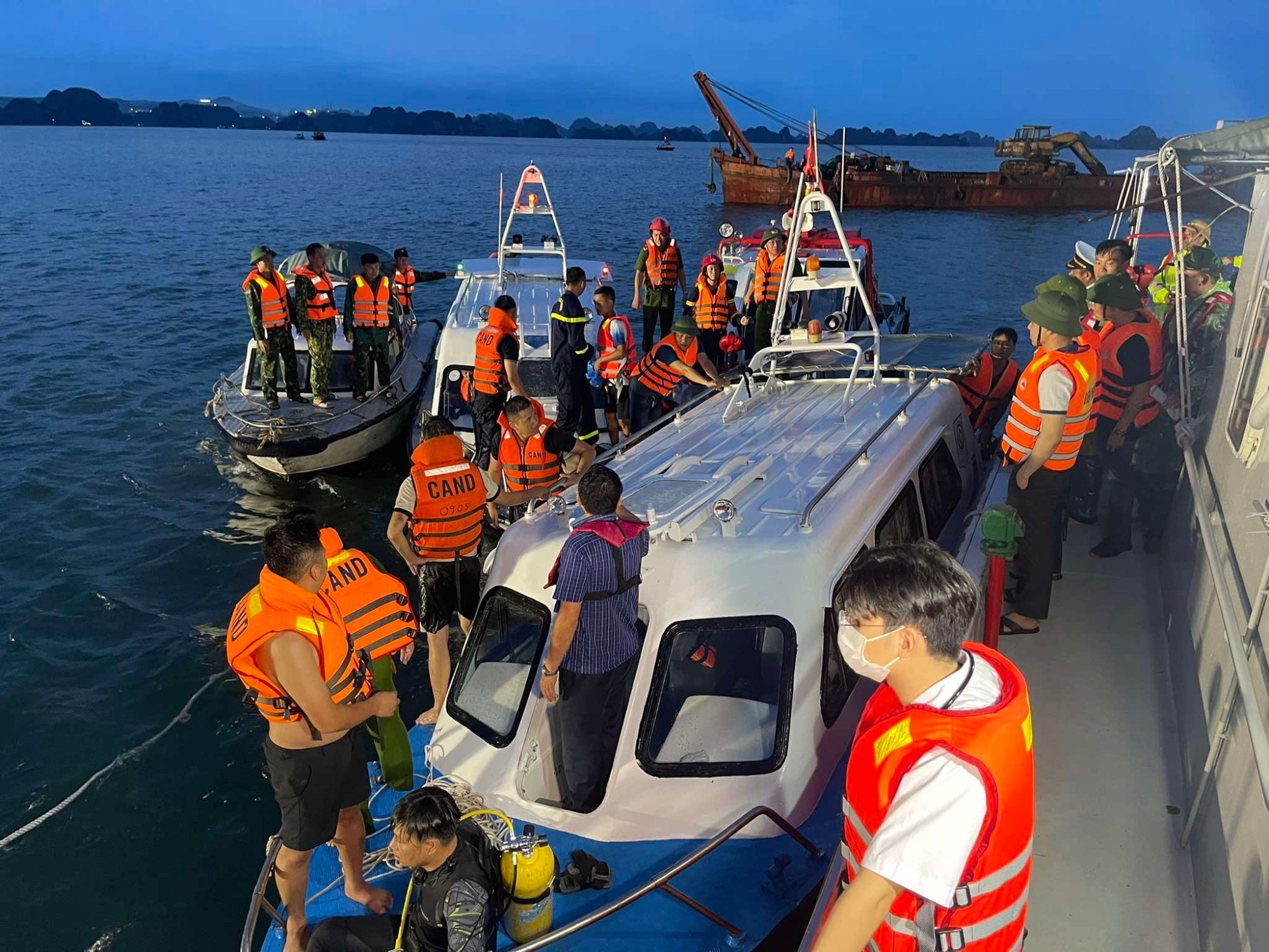Cập nhật vụ lật tàu ở Quảng Ninh: Cabin cắm xuống bùn, tìm cách luồn dây lật lại thân tàu - 2