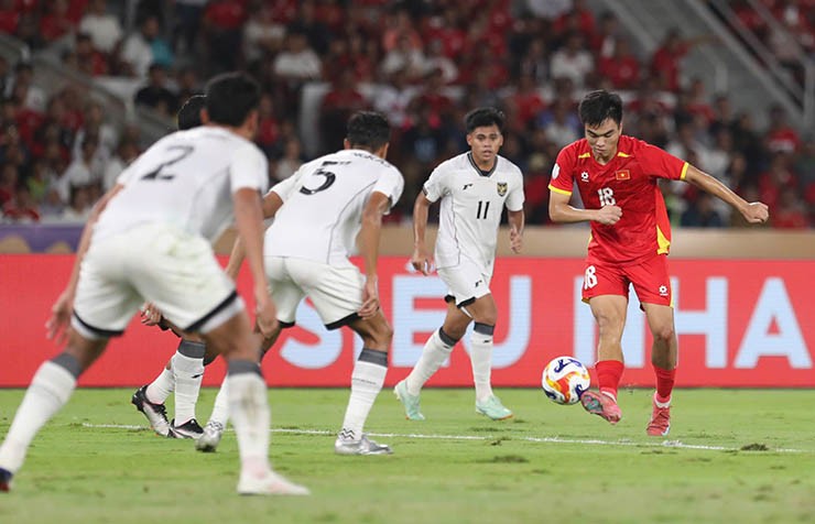 Công Phương (số 18) tỏa sáng trước U23 Indonesia