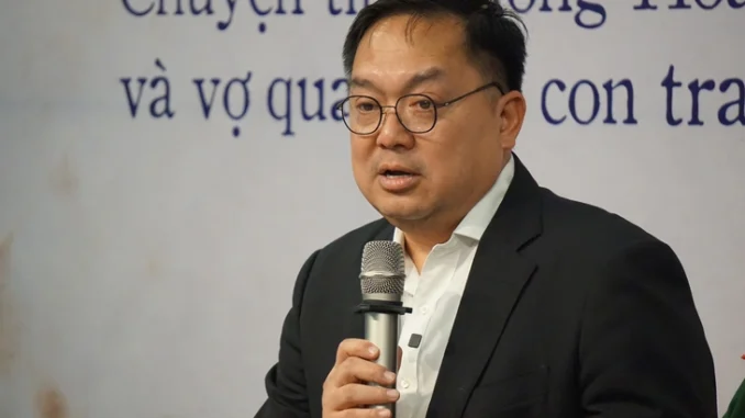 ong-hoang-nam-tien-xuc-dong-ke-chuyen-ba-me-minh-tai-buoi-ra-mat-sach-thu-cho-em-1-17136295541971155006382 Ông Hoàng Nam Tiến, phó chủ tịch Hội đồng Trường đại học FPT, đột ngột qua đời - Ảnh 1.