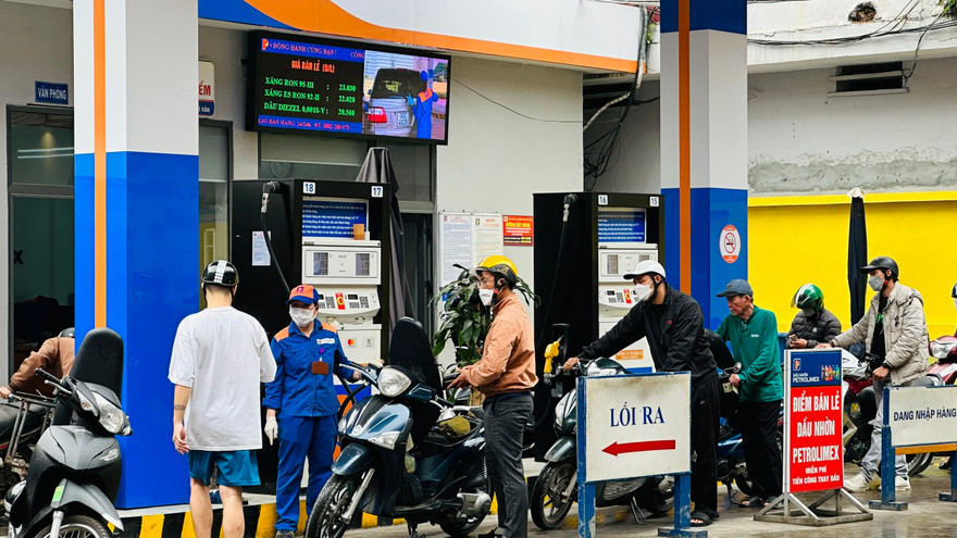 Lo đóng cửa cây xăng khi Hà Nội cấm xe máy trong vành đai 1