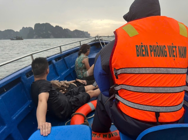 Lật tàu du lịch trên vịnh Hạ Long  - Ảnh 1.