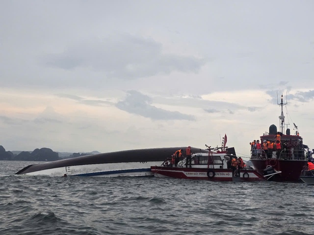 Vụ đắm tàu du lịch trên vịnh Hạ Long: Cứu được 12 người, tìm thấy thi thể 7 nạn nhân - Ảnh 3.