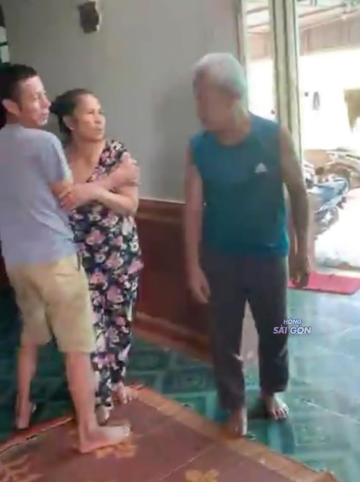 Có thể là hình ảnh về 3 người