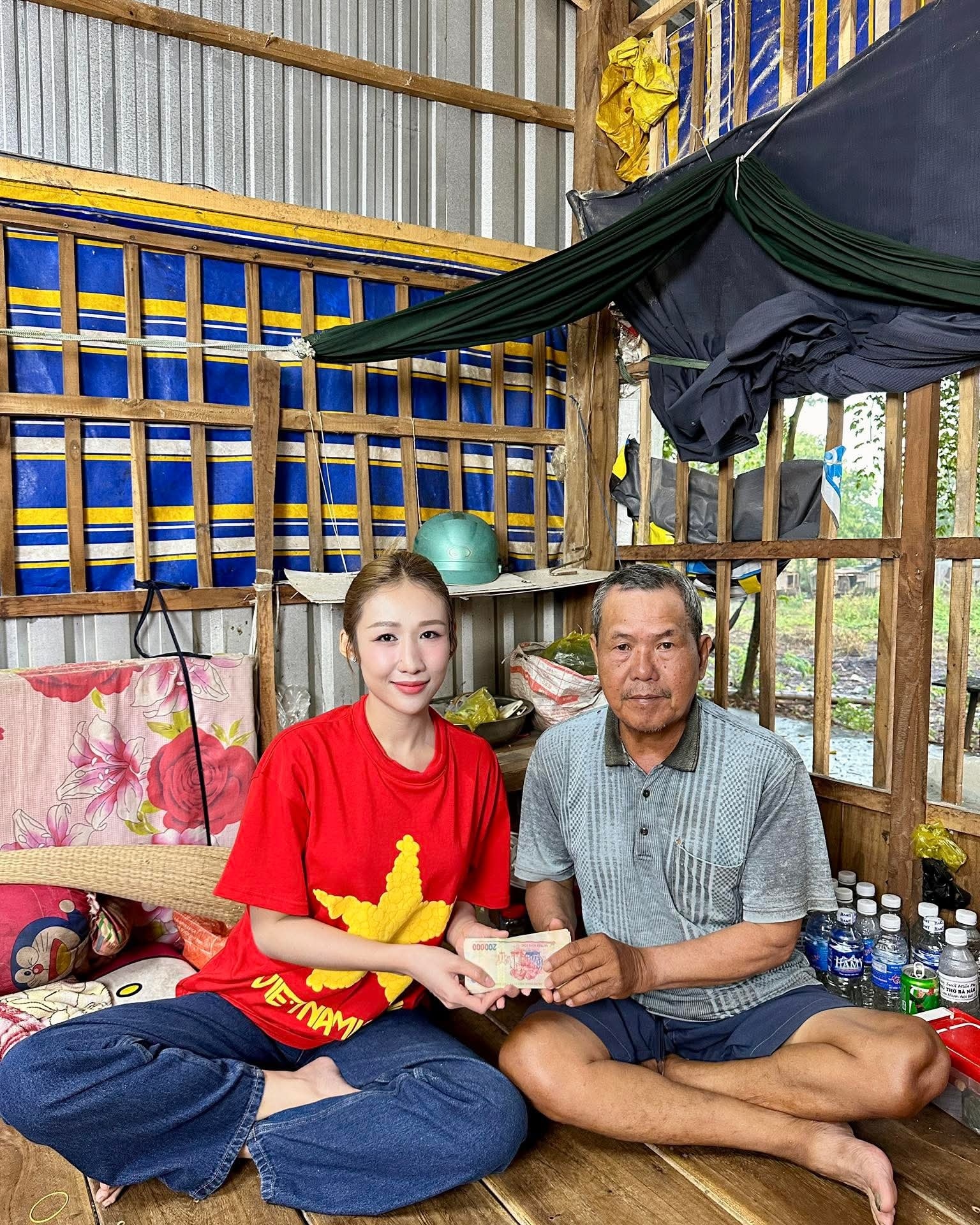 Có thể là hình ảnh về 2 người, trẻ em và văn bản